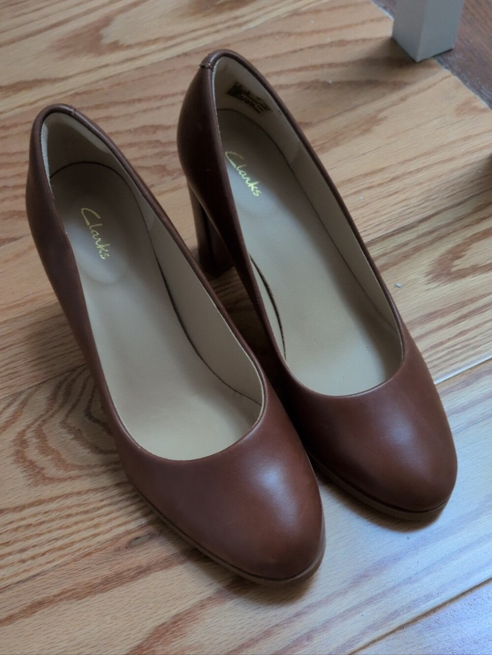 Clarks Round Toe Pump EUC